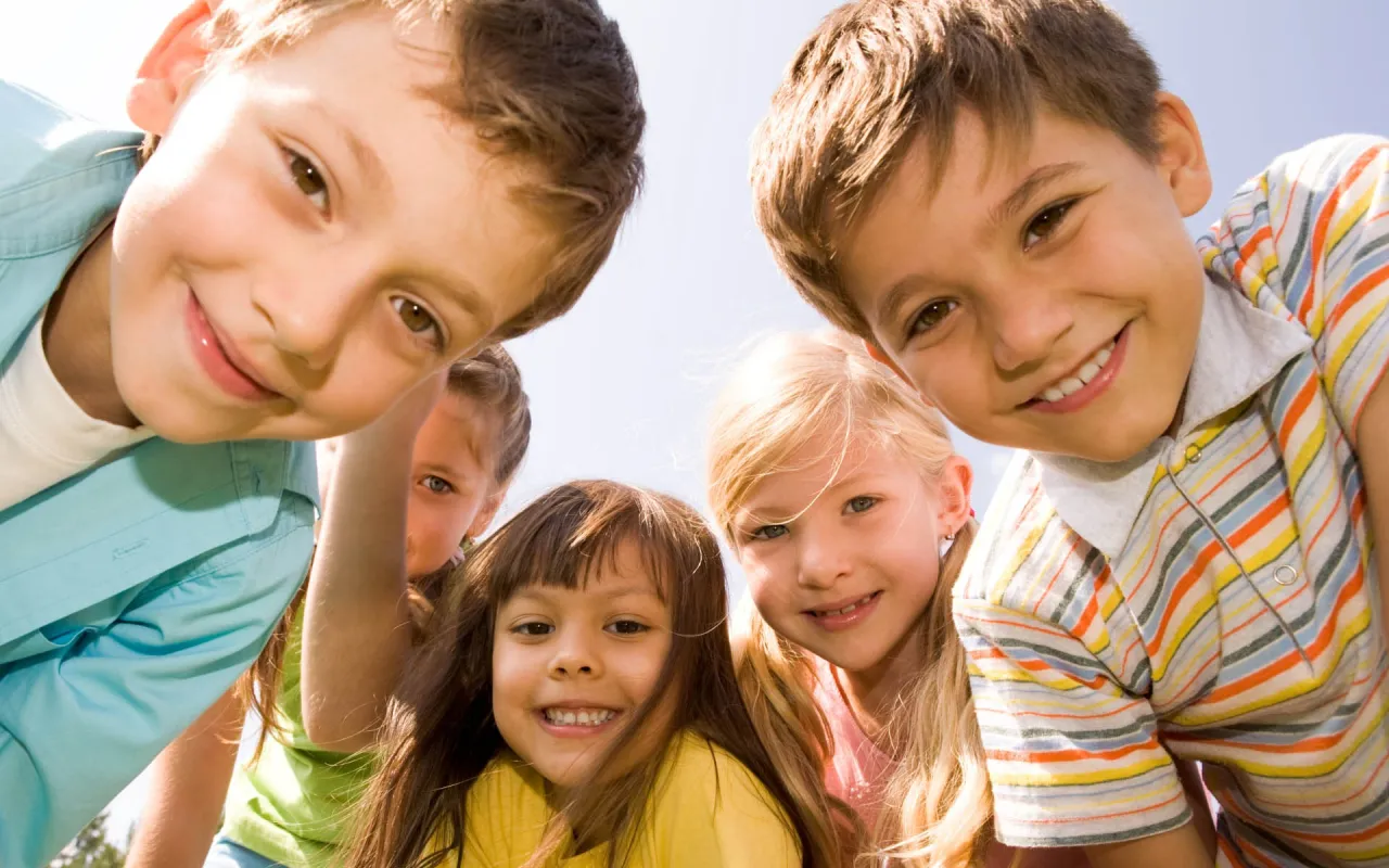 dzieci bawiące się razem przyjaźń