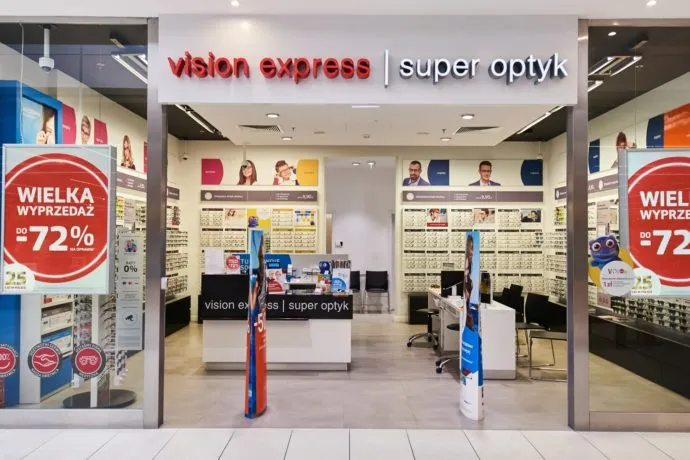 Optyk w salonie optycznym Vision Express