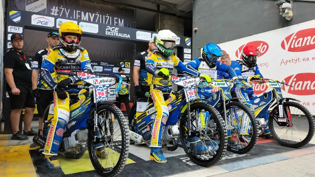 pge ekstraliga drużyna żużlowa świętująca