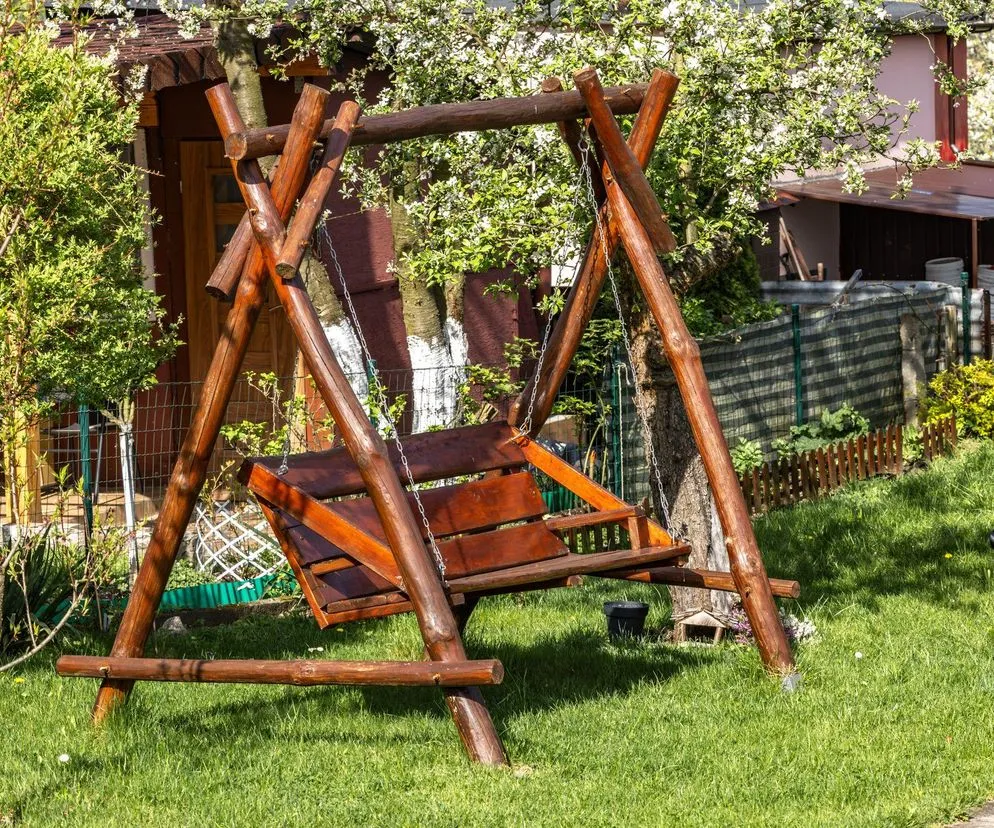 różne gatunki drewna na huśtawkę ogrodową porównanie