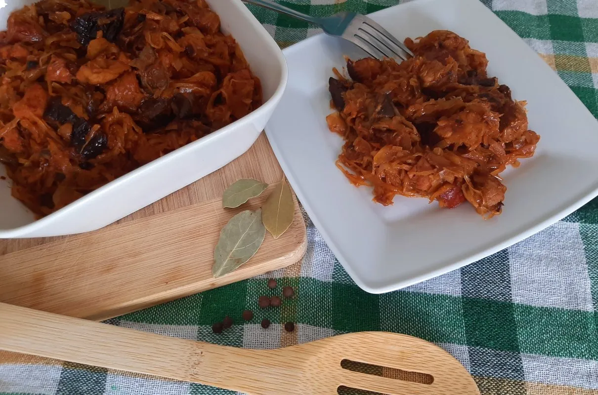 Bigos gotowy do podania! Widać liście laurowe i ziele angielskie, które są kluczowe, jakie przyprawy do bigosu.