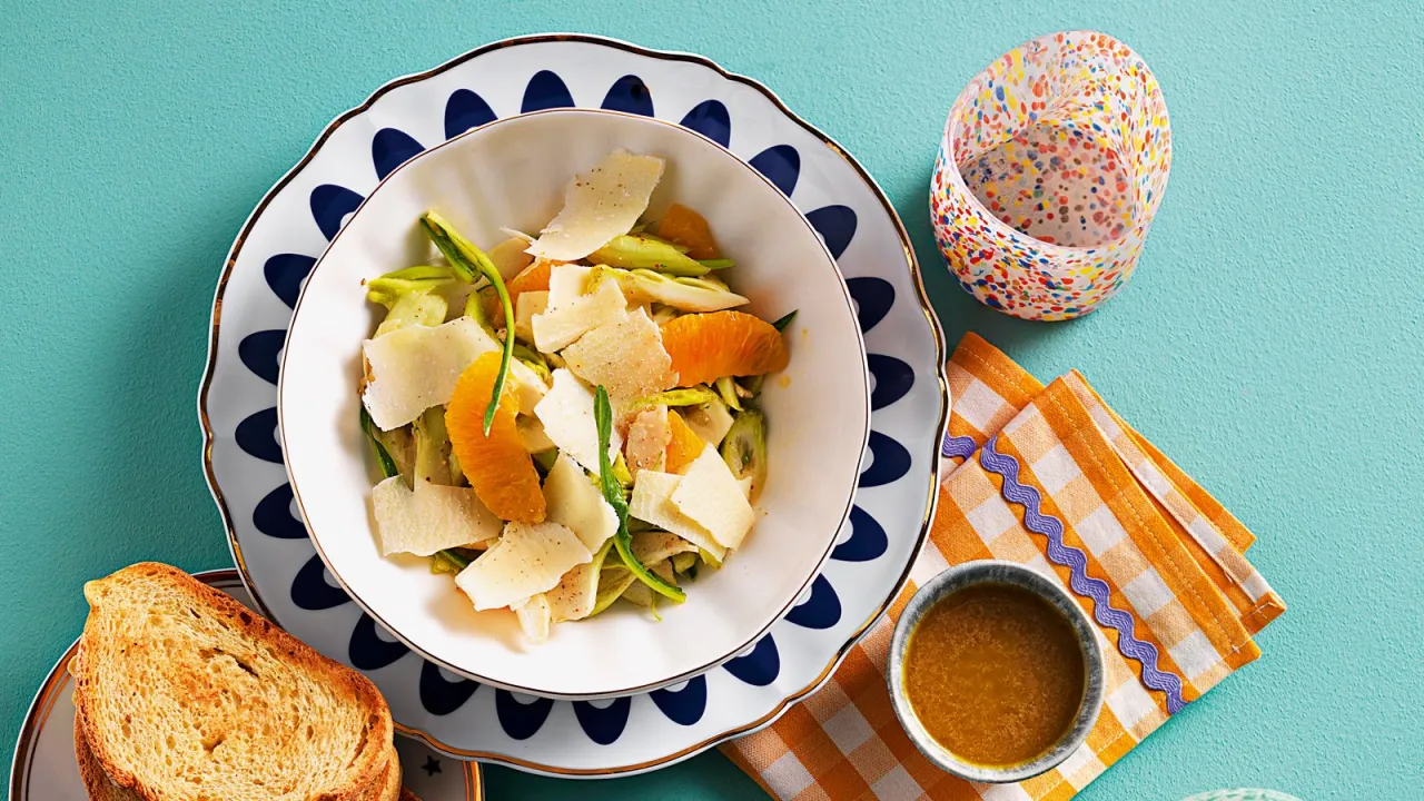 Cotolette di pesce spada con insalata di puntarelle