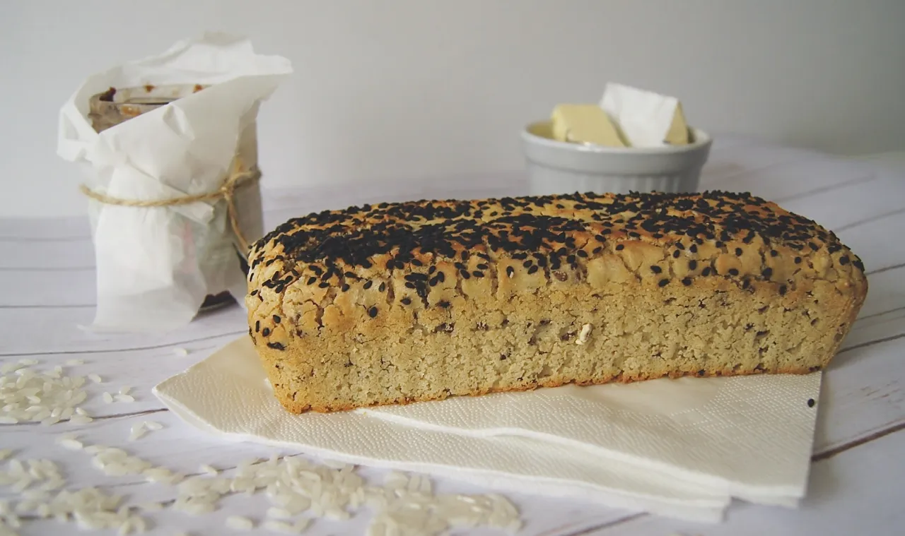 Chleb ryżowy bezglutenowy przepis. Zobacz, jak pysznie wygląda ten domowy chleb ryżowy posypany czarnuszką. Idealny na śniadanie!