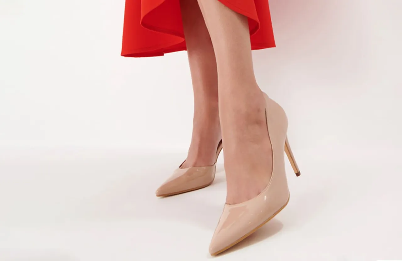 Dodatki do czerwonej sp&oacute;dnicy buty torebki biżuteria