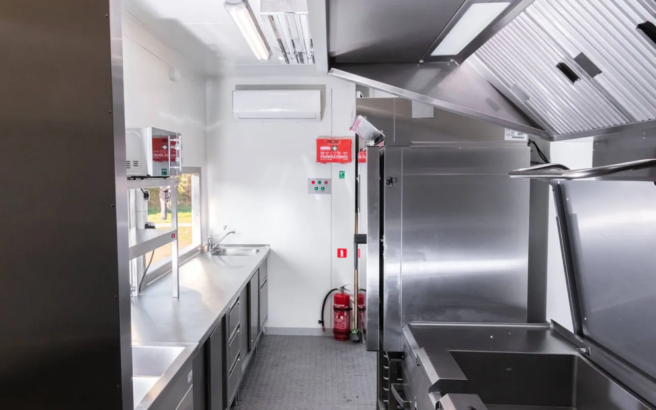 Profesjonalna kuchnia mobilna, idealna do rozpoczęcia działalności, jak otworzyć firmę cateringową. Stal nierdzewna, sprzęt i akcesoria.