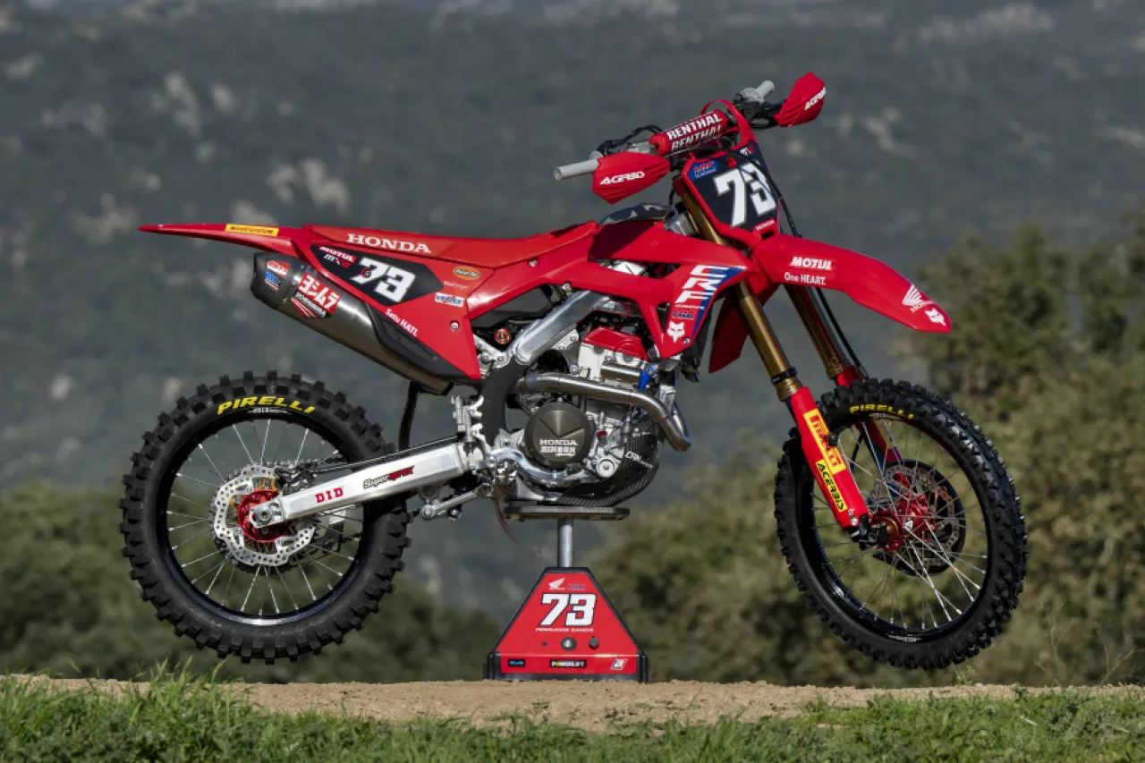 Honda CRF 250R na torze motocrossowym