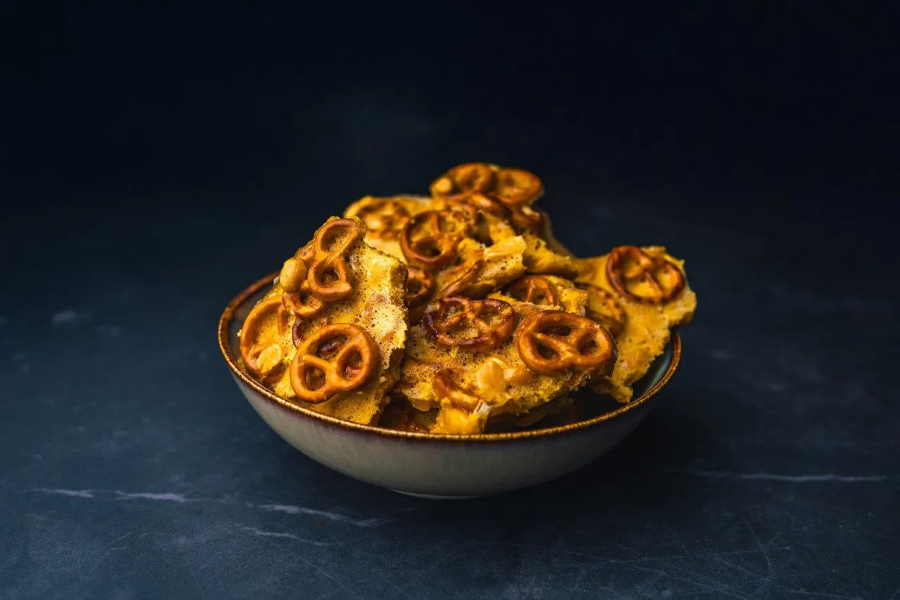 Chrupiące przekąski z ciasta na pierogi z precelkami i orzeszkami. Oto co można zrobić z ciasta na pierogi!