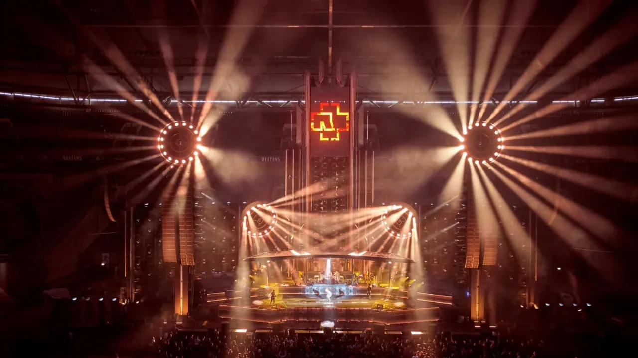 Spektakularna scena koncertowa Rammstein z pirotechniką i światłami. Fani zastanawiają się, ile trwa koncert Rammstein, by w pełni doświadczyć tego widowiska.