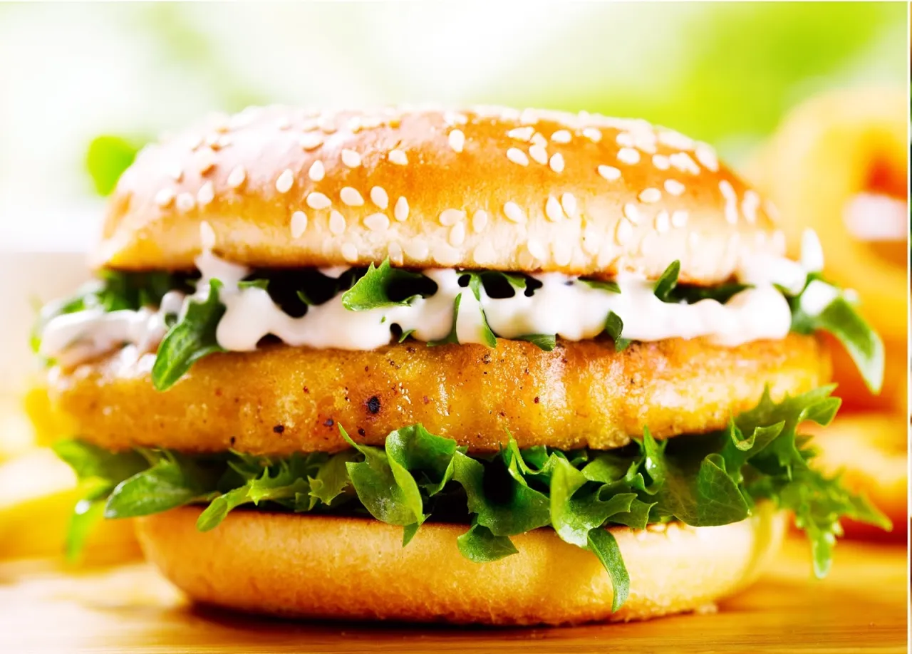 zdrowy domowy burger z kurczakiem lub indykiem i dużą ilością warzyw