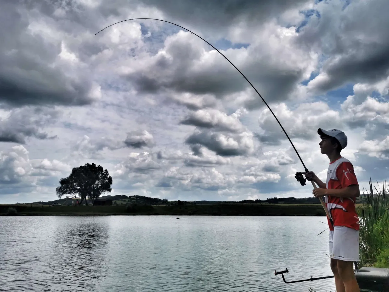 wędkarz łowiący lina sprzęt wędkarski