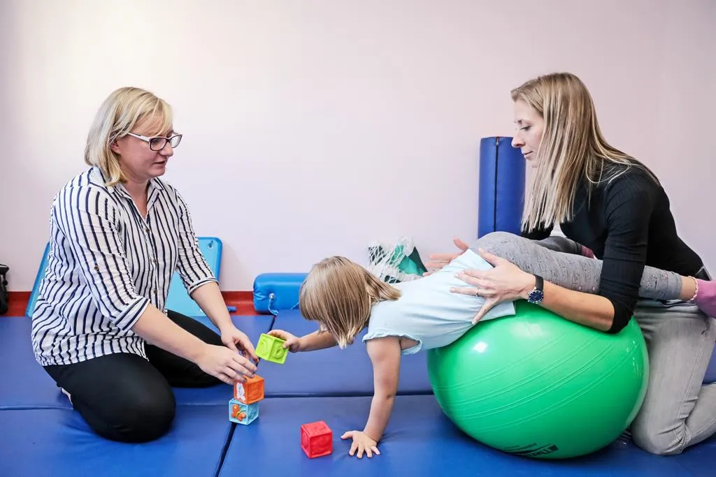 rodzic rozmawiający z terapeutą SI lub pediatrą