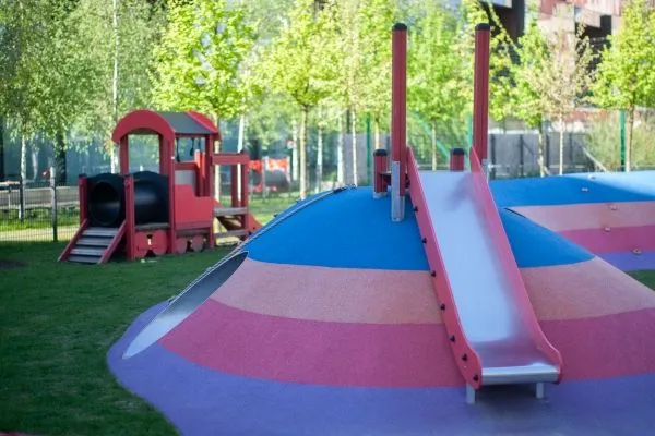 zjeżdżalnia plac zabaw kolorowa
