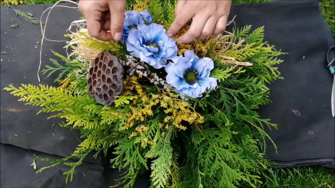 Zdjęcie Jak zrobić wianek na cmentarz - proste kroki i materiały do dekoracji