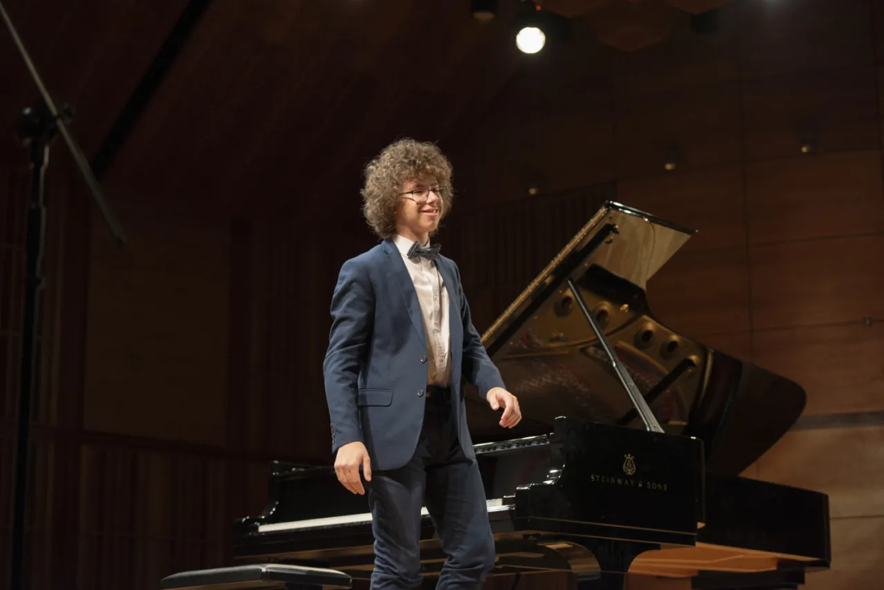 Zdjęcie Ile trwa koncert Macieja Domagały? Sprawdź czas trwania!