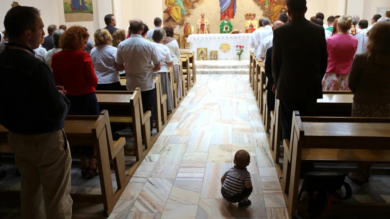 Dziecko w kościele z rodzicami, r&oacute;żne grupy wiekowe