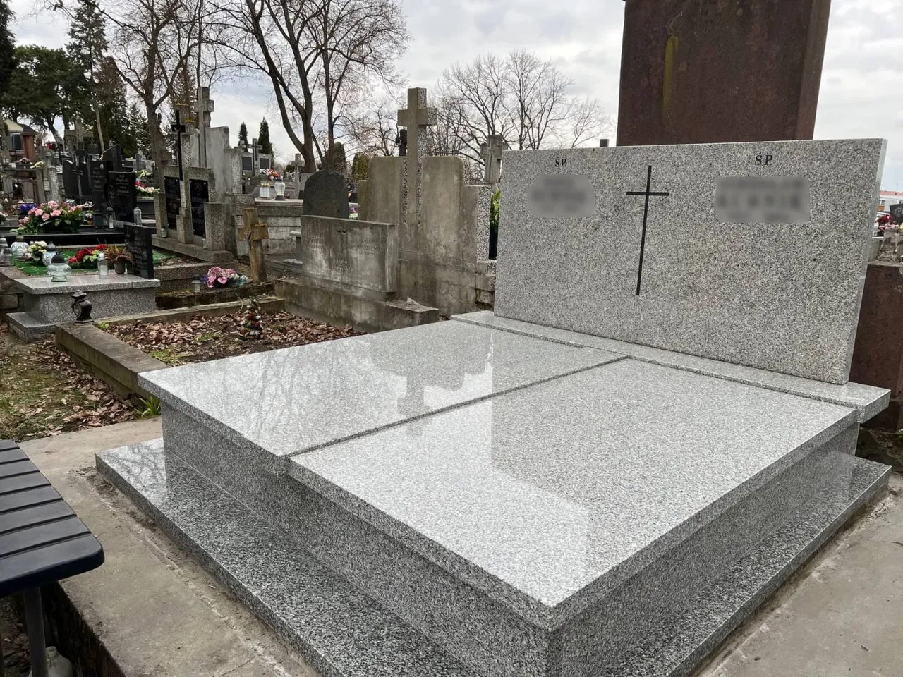 Podwójny pomnik granitowy