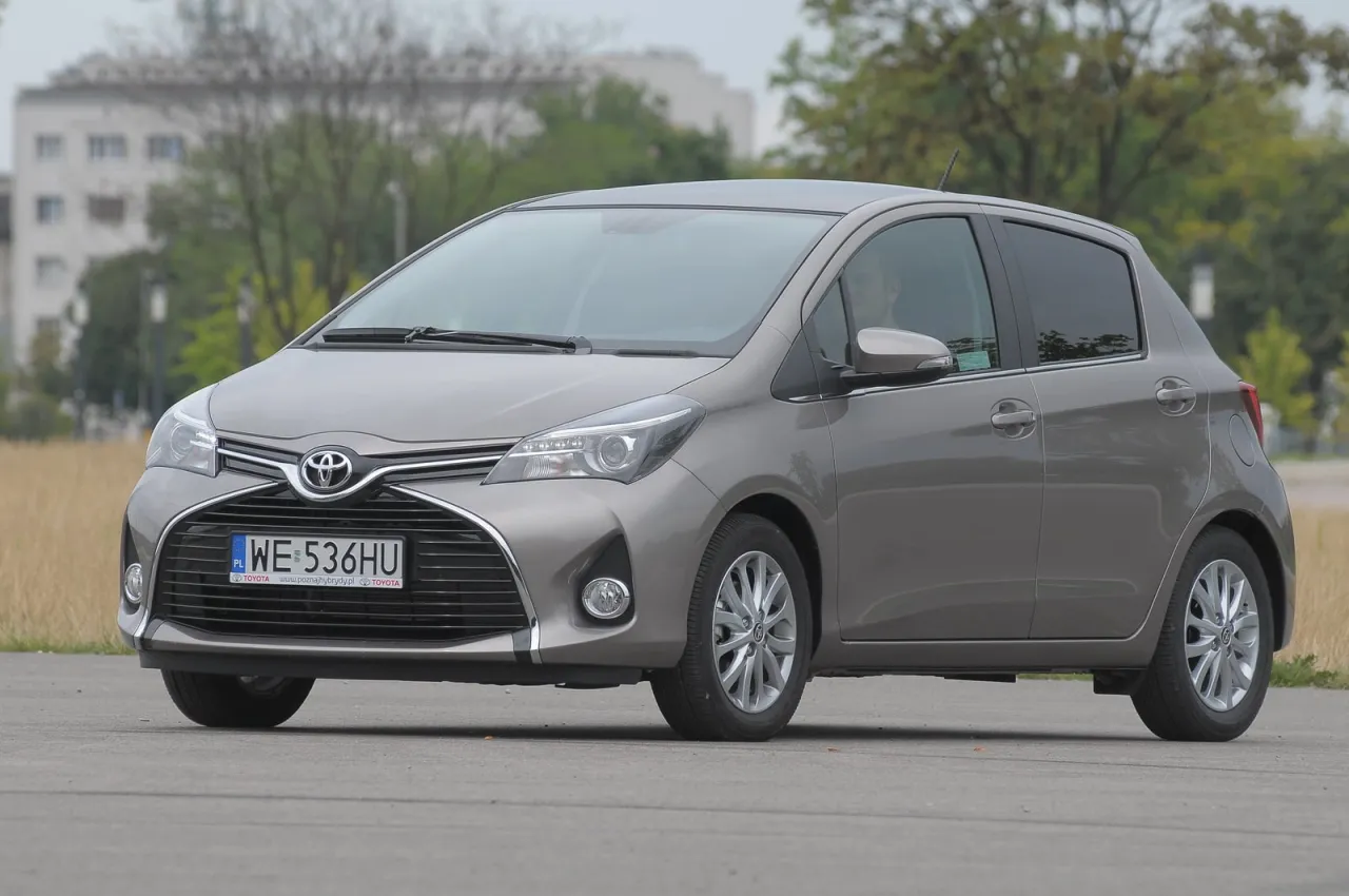 Szary Toyota Yaris 1.4 D4D, idealny do miasta, z pojemnością baku 45 litr&oacute;w, gotowy na każdą podr&oacute;ż.