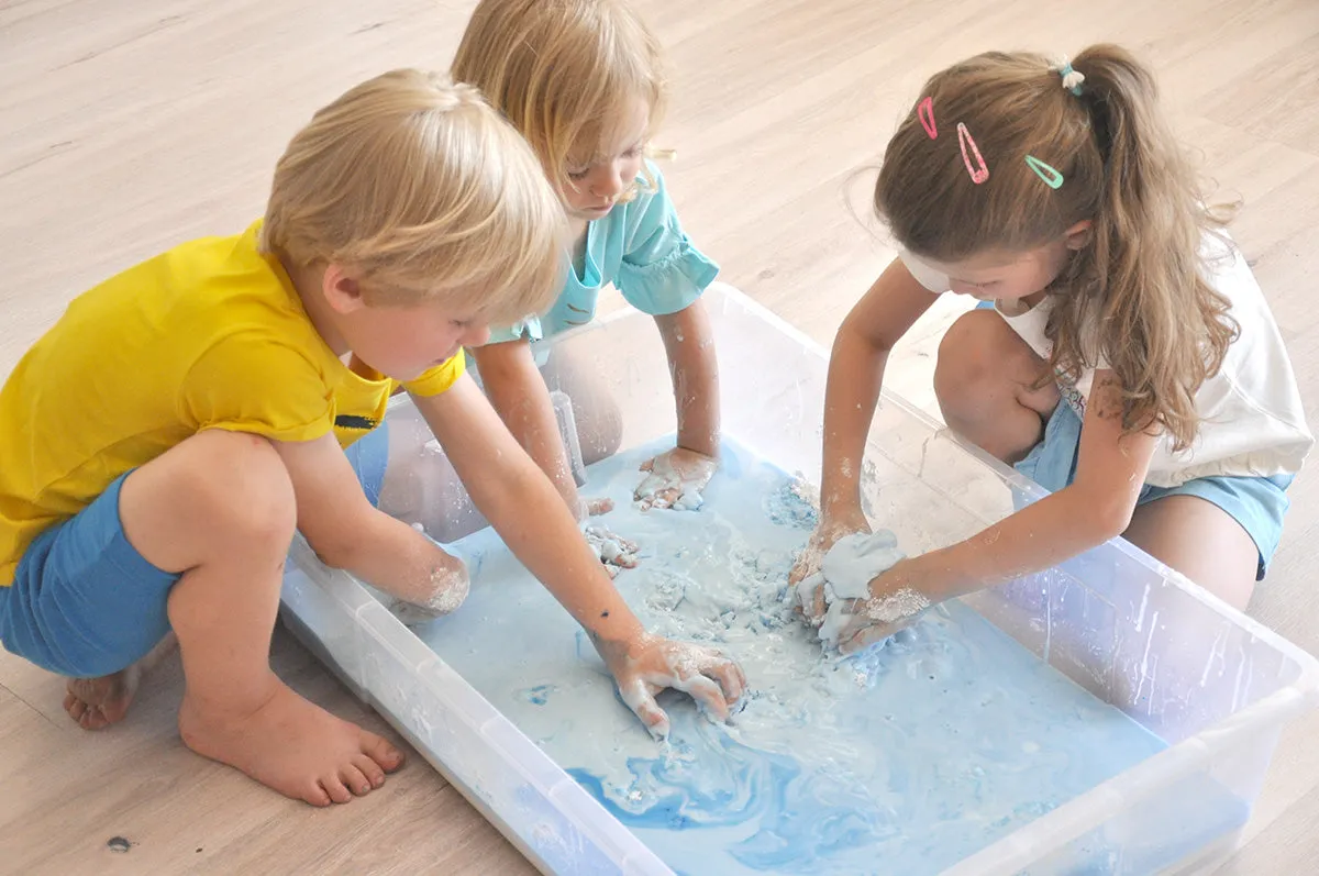 dziecko bawi się cieczą nienewtonowską