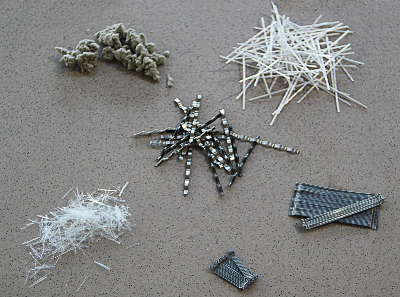 r&oacute;żne rodzaje wł&oacute;kien do betonu