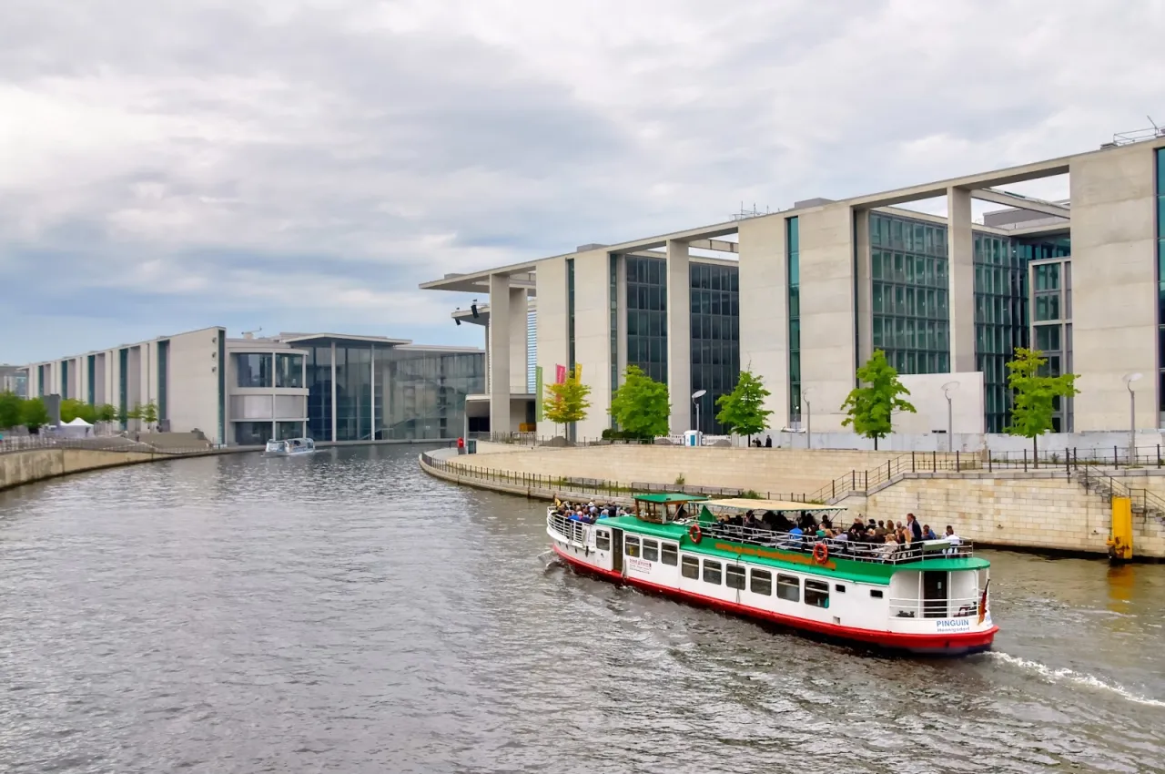 Szprewa Berlin Wyspa Muze&oacute;w Reichstag