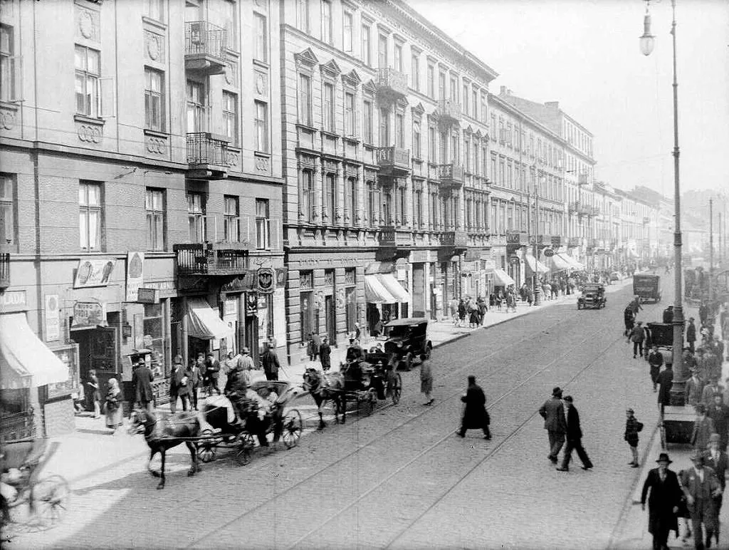 Przedwojenna ulica w Warszawie, czarno-białe zdjęcie