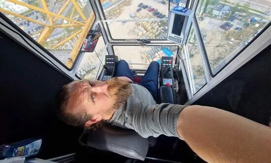 kabina operatora dźwigu wieżowego z toaletą