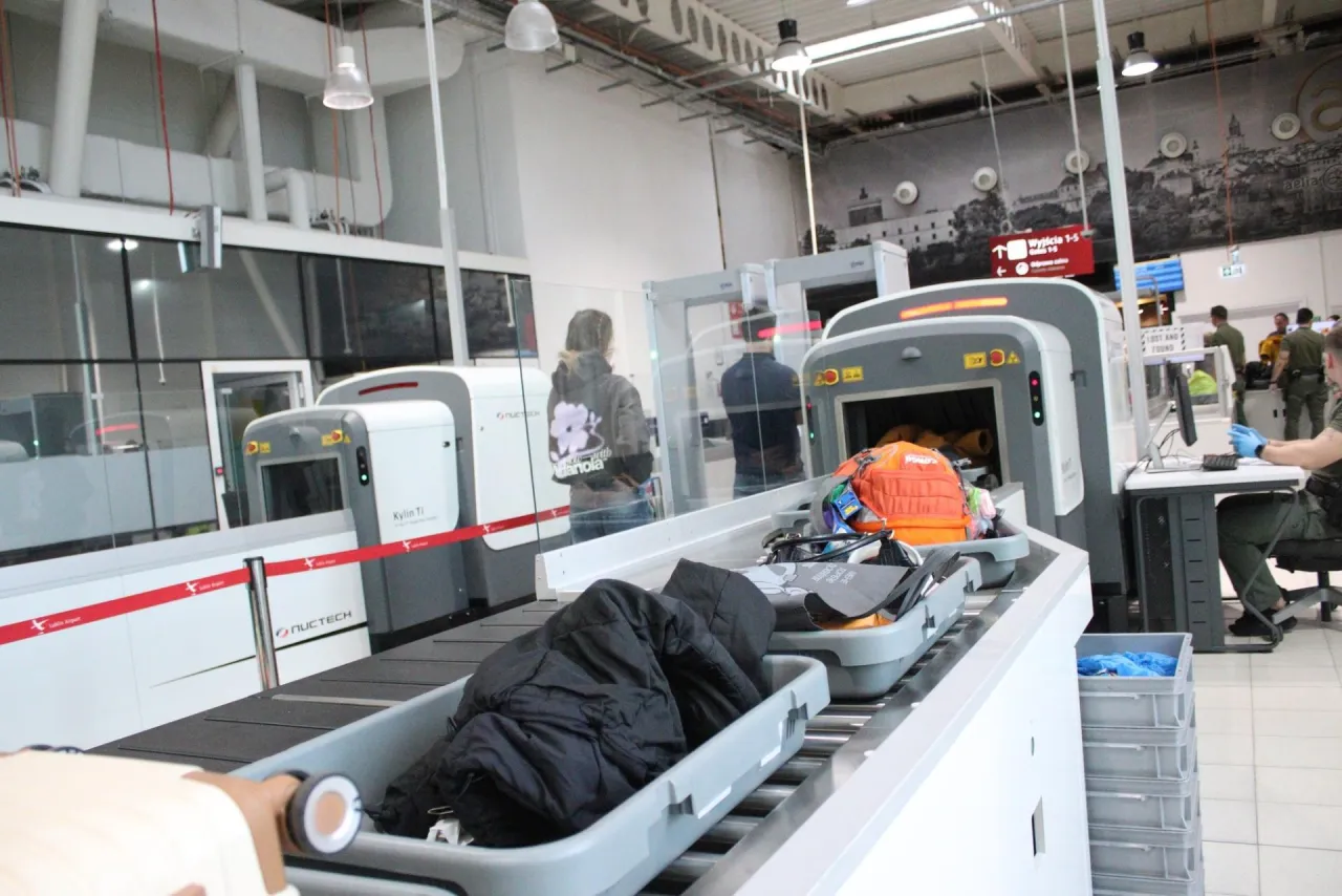 Kontrola celna na lotnisku bagaż skaner