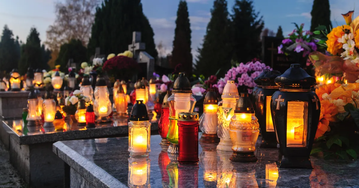 znicze na cmentarzu we Wszystkich Świętych