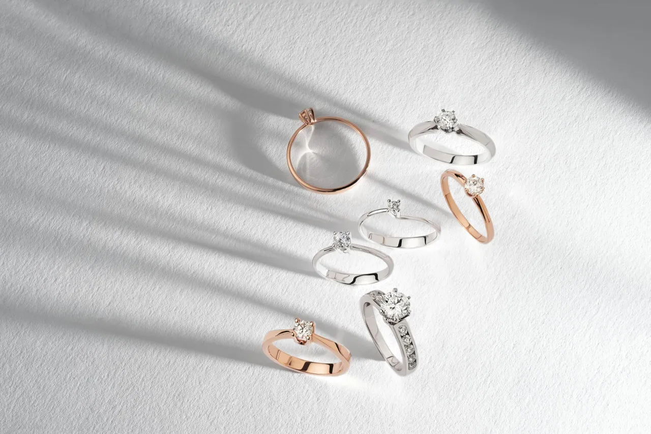 różne rodzaje biżuterii złotej i srebrnej przed i po czyszczeniu