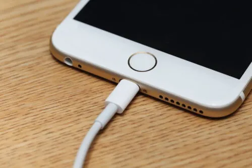 Zdjęcie Jak najlepiej ładować iPhone, aby bateria służyła dłużej i działała efektywnie