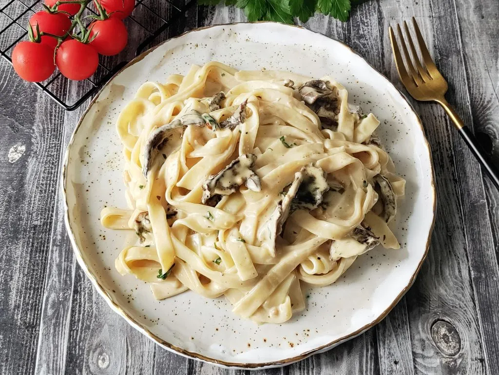 makaron z sosem z podgrzybk&oacute;w