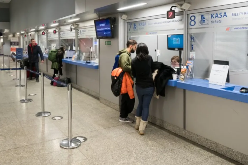 konduktor PKP sprzedaje bilet w pociągu, pasażerowie