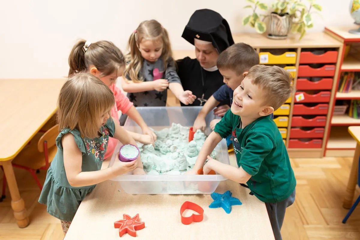 dziecko zabawa piasek kinetyczny sensoryczne