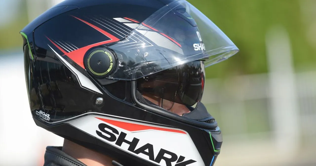 R&oacute;żne typy kask&oacute;w motocyklowych: integralny, szczękowy, otwarty, cross