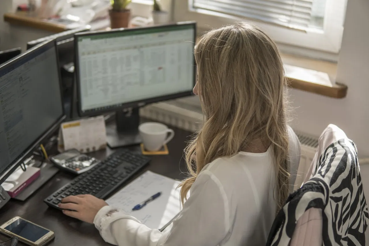 Spedytor w pracy biurowej z mapami i komputerem