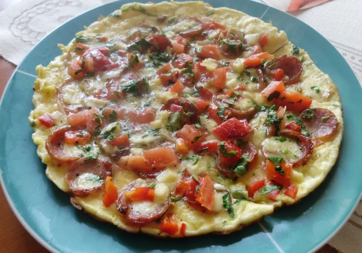 Omlet z kiełbasą, pomidorami i natką pietruszki. Idealny pomysł, co ugotować z tego co mam w lod&oacute;wce.