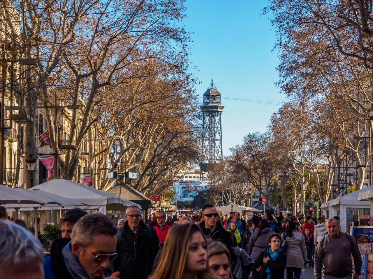 turysta w tłumie na ulicy La Rambla w Barcelonie
