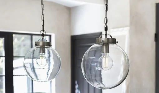 oświetlenie przedpokoju trendy 2025, lampy z naturalnych materiałów do korytarza