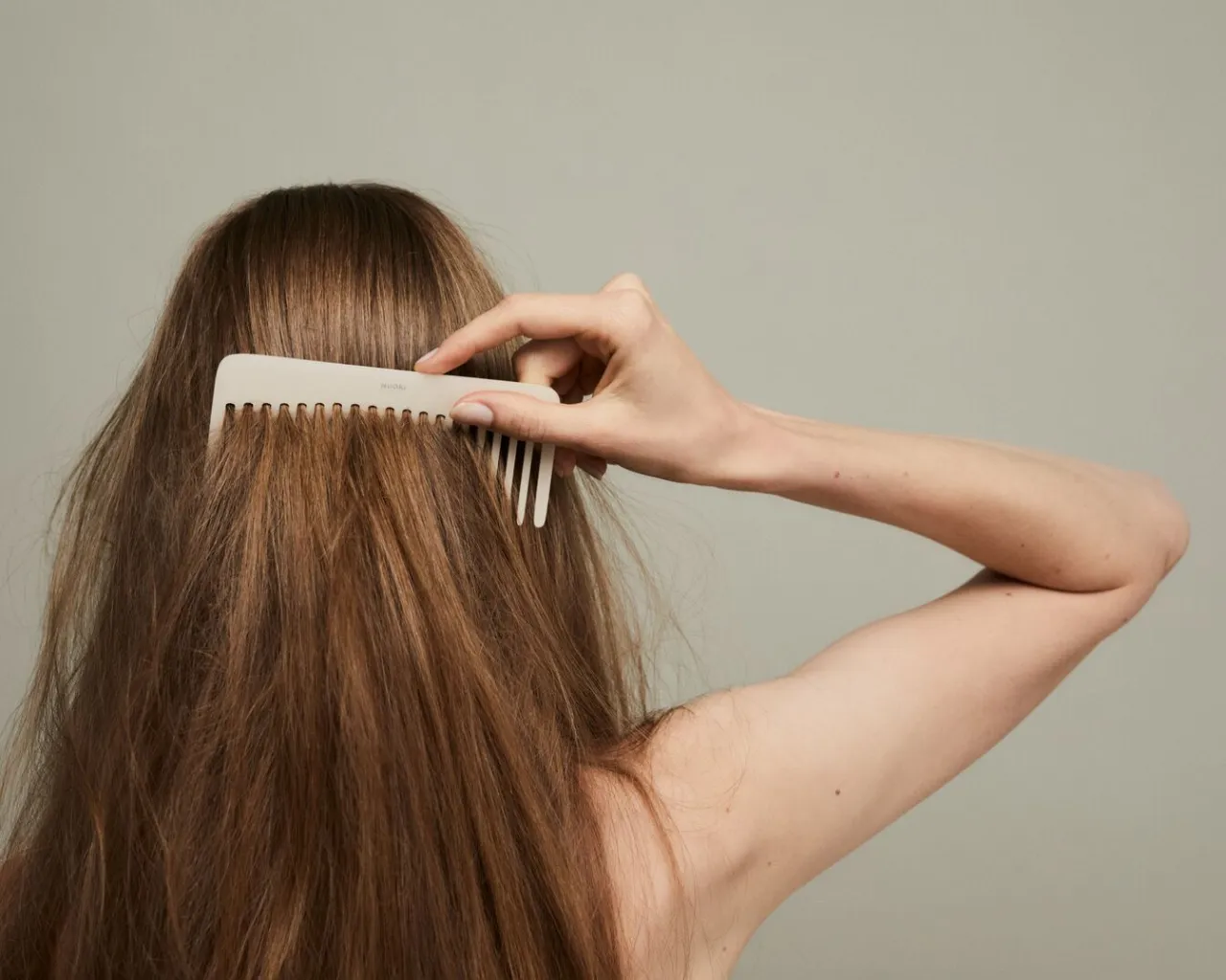 r&oacute;żne metody prostowania włos&oacute;w bez użycia ciepła