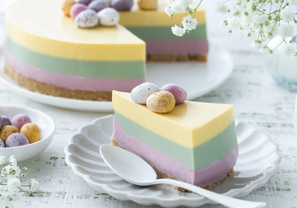 Kolorowy galaretkowiec z serków homogenizowanych, udekorowany czekoladowymi jajeczkami. Idealny na wielkanocny stół.