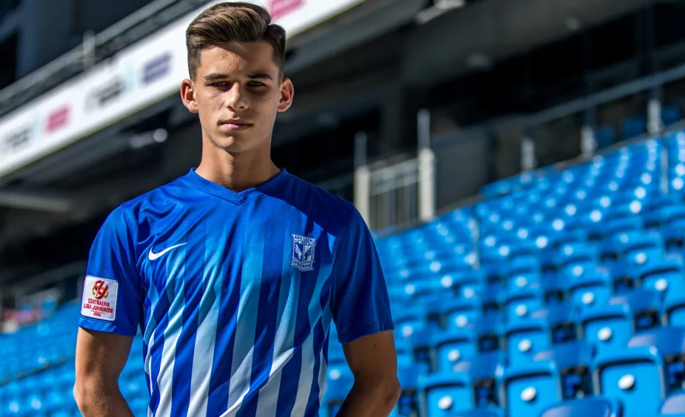 Filip Marchwiński w koszulce Lecha Poznań