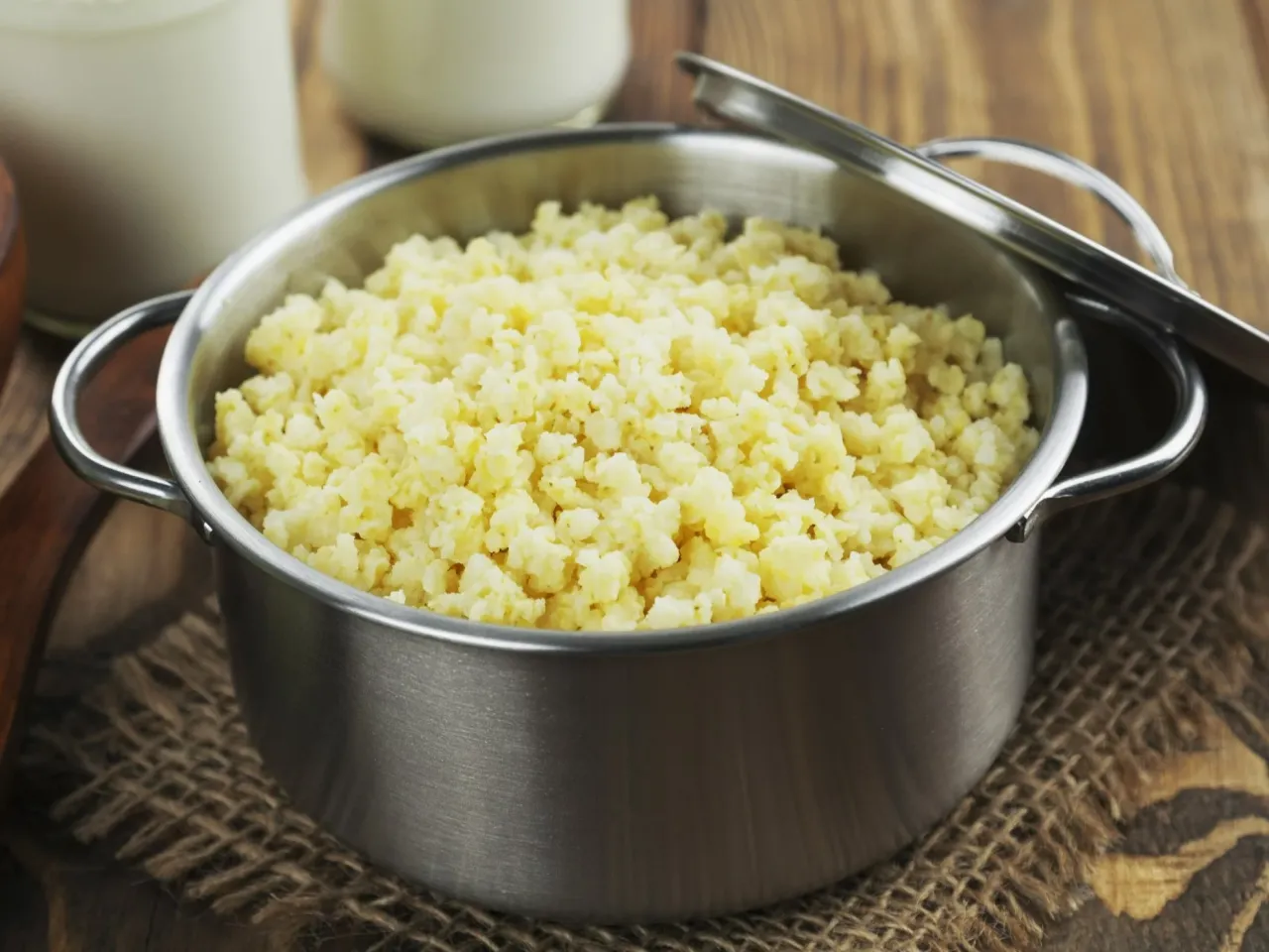 Sypka kasza jaglana w garnku i na talerzu