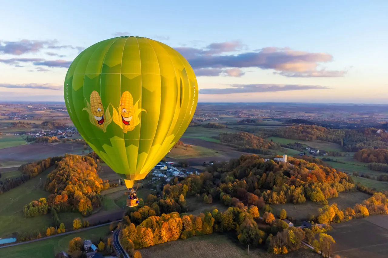 Balon na tle krajobrazu Polski