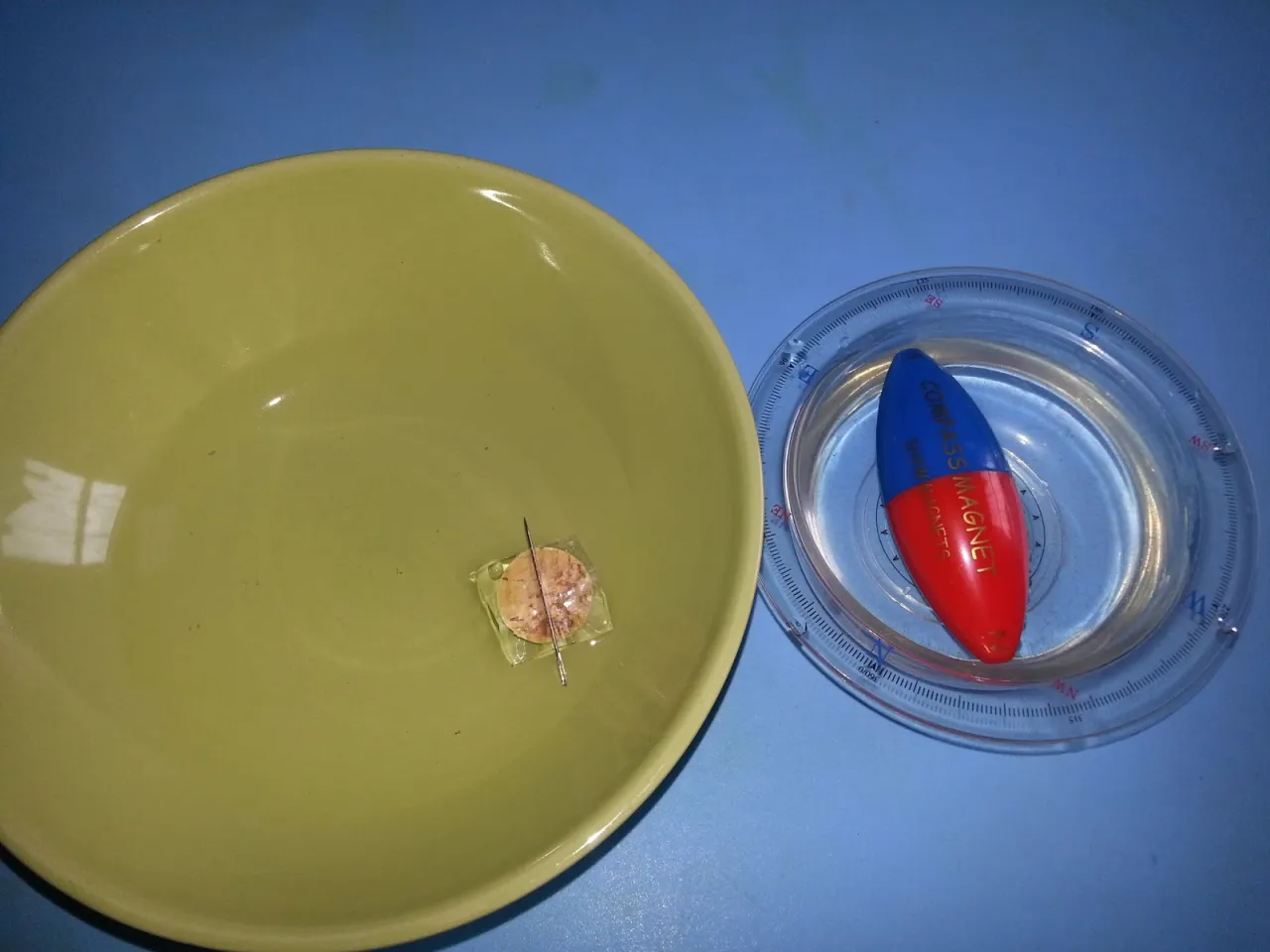 dziecko buduje kompas z igły