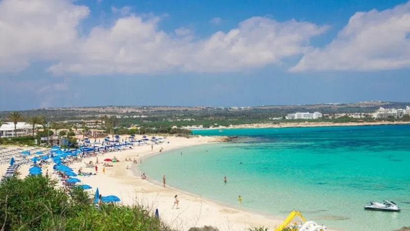 Plaża z Błękitną Flagą i łagodnym zejściem