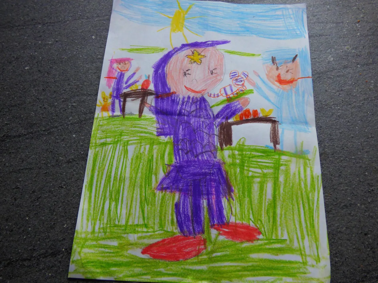 dzieci w różnym wieku na zajęciach z rysunku