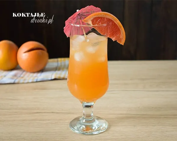 proste drinki z wódką i sokiem w szklankach