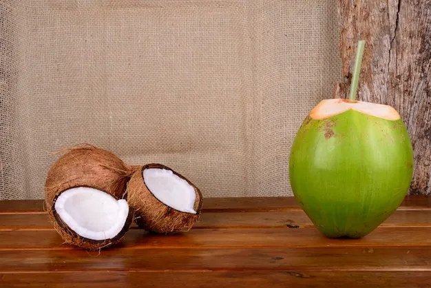 Młody zielony kokos i dojrzały brązowy kokos obok siebie