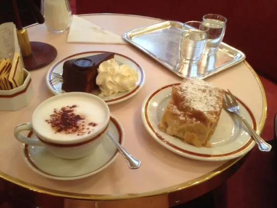 Tort Sachera i Apfelstrudel