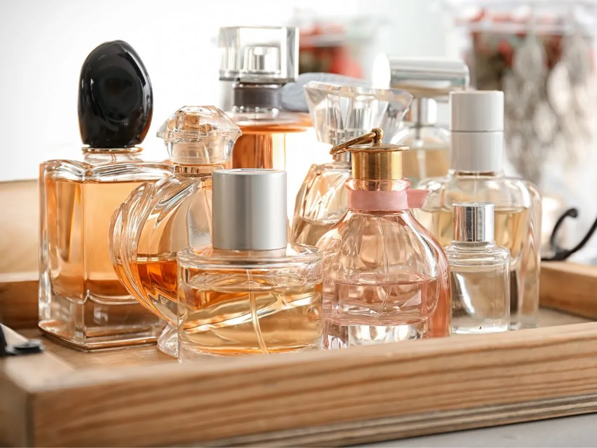 eleganckie flakony perfum i wód perfumowanych na neutralnym tle